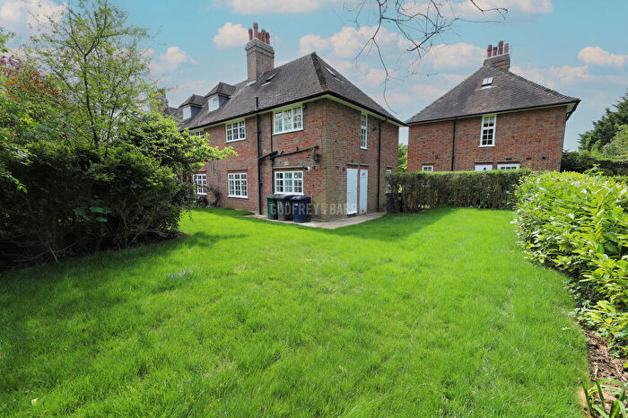 1 Bedroom Apartment To Rent In Midholm Close, Hampstead Garden Suburb, London, NW11