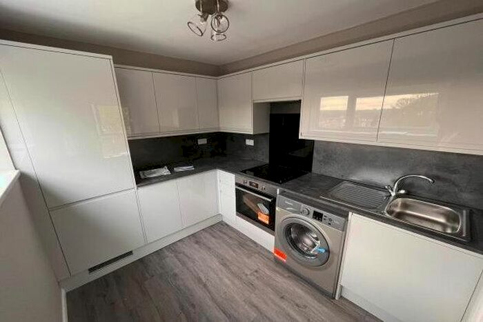 Studio To Rent In Avalon Close, Enfield, EN2