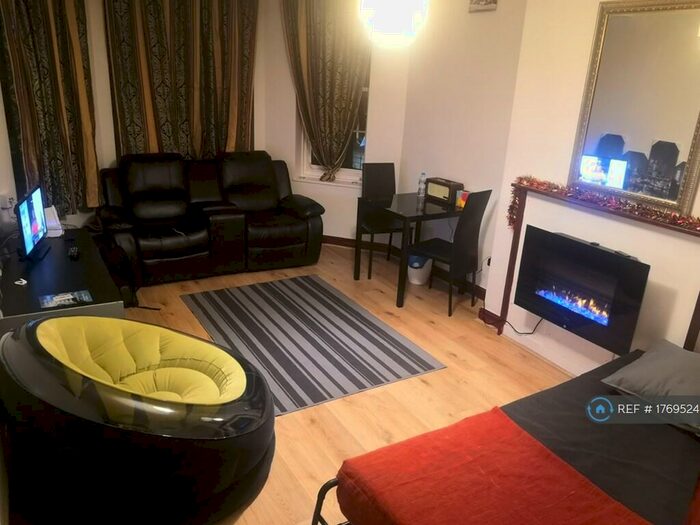 4 Bedroom Flat To Rent In Liverpool House, London, N7