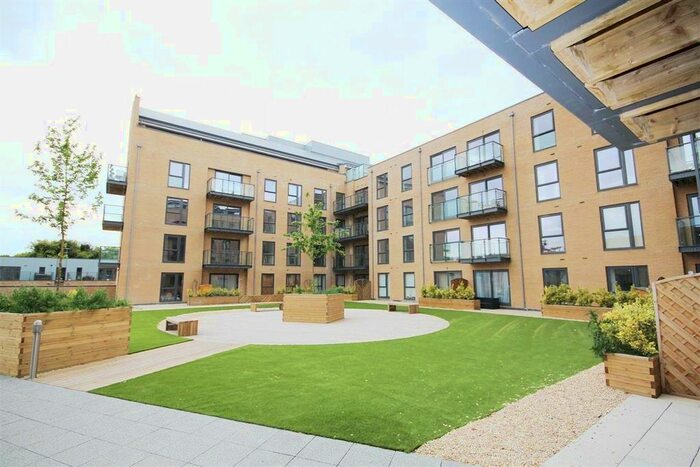 2 Bedroom Flat To Rent In Longman House, The Embankment, Hemel Hempstead, HP3