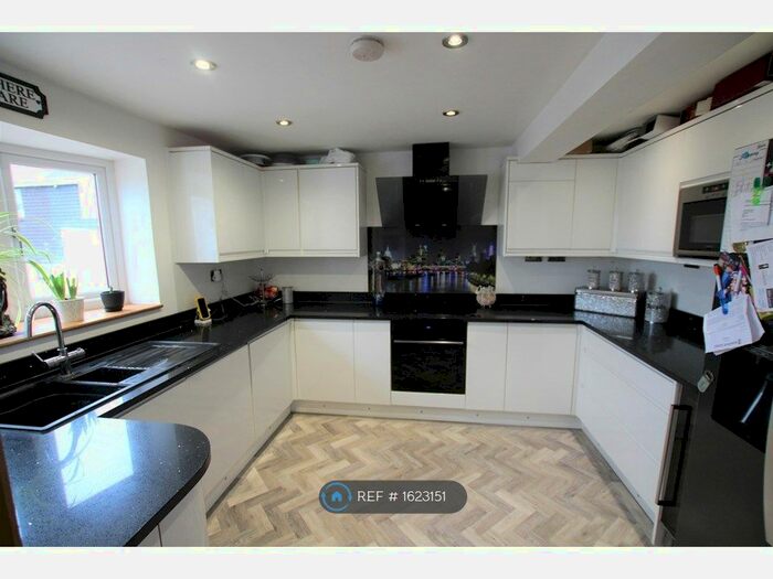 4 Bedroom Semi-Detached House To Rent In Cobtree Close, Chatham, ME5