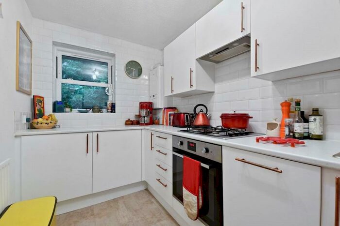 2 Bedroom Apartment To Rent In Oakleigh Park North, London, N20