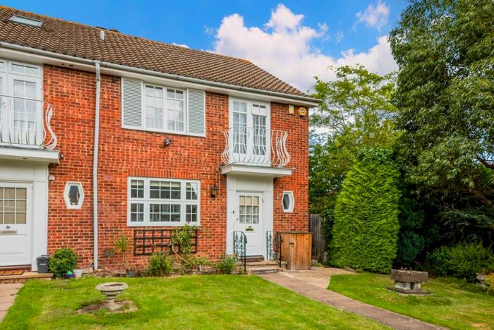 3 Bedroom End Of Terrace House To Rent In Sunningdale Close Stanmore, HA7