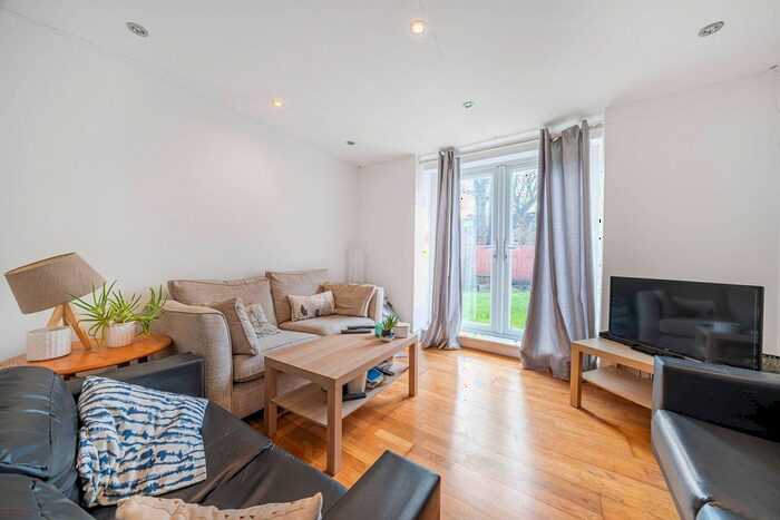 3 Bedroom Flat To Rent In Weir Road, Balham, London, SW12