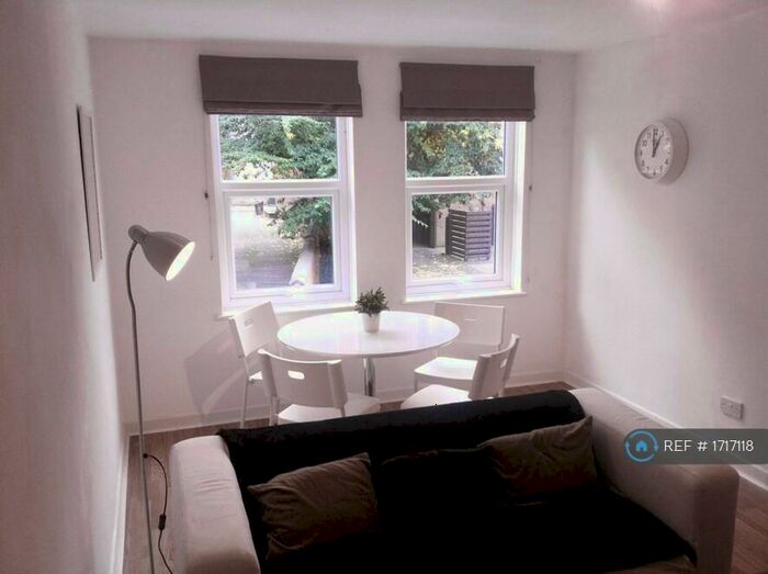 2 Bedroom Flat To Rent In Derwent Court, Nottingham, NG7