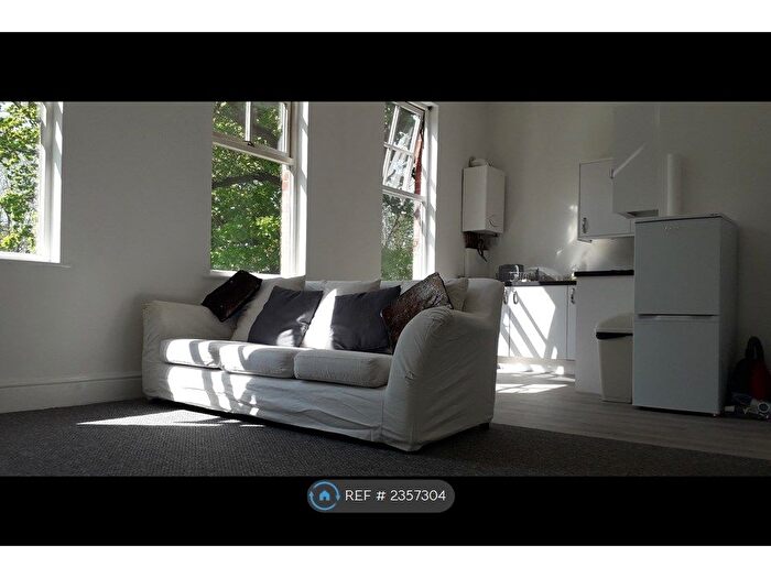 1 Bedroom Flat To Rent In Barlow Moor Road, Manchester, M20