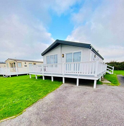 2 Bedroom Lodge For Sale In Newquay, TR8