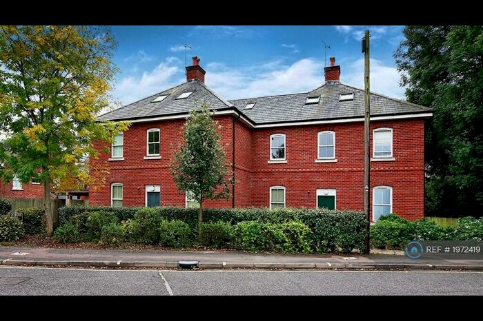 3 Bedroom Flat To Rent In St. Catherines Court, Winchester, SO23