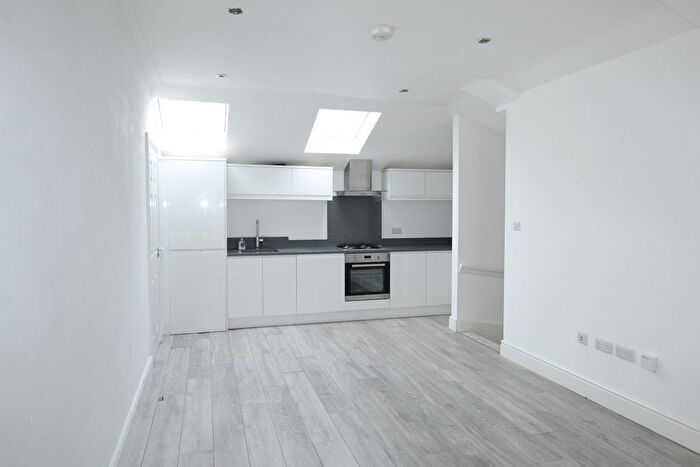 1 Bedroom Flat To Rent In Jhumat Place, Ilford, Essex, IG1