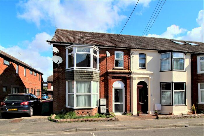 2 Bedroom Flat To Rent In East Park, Southgate, RH10