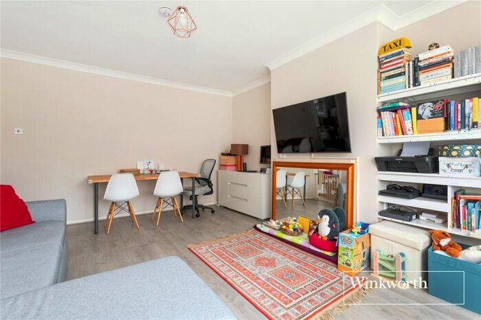 1 Bedroom Apartment For Sale In Basing Way, Finchley, London, N3