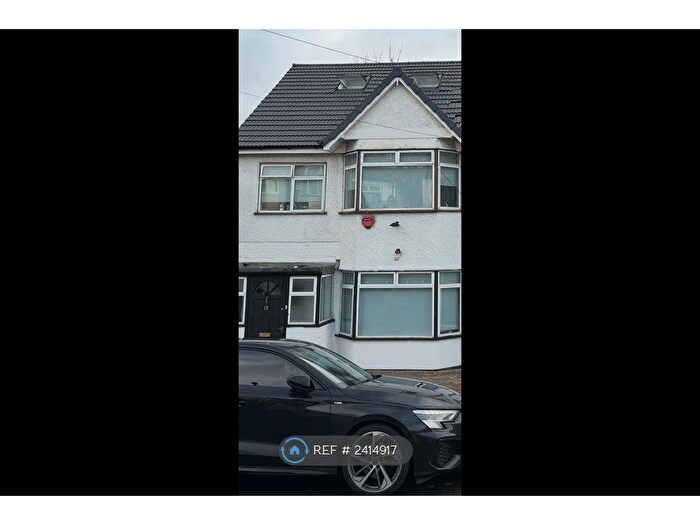 5 Bedroom Semi-Detached House To Rent In Aprey Gardens, London, NW4