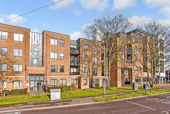 2 Bedroom Flat For Sale In Russells Crescent, Horley, Surrey, RH6
