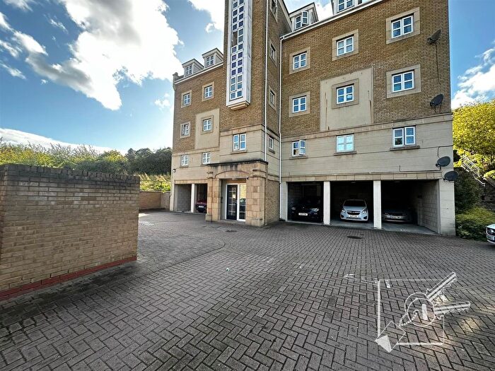 2 Bedroom Flat To Rent In Sandpiper Close, Greenhithe, DA9