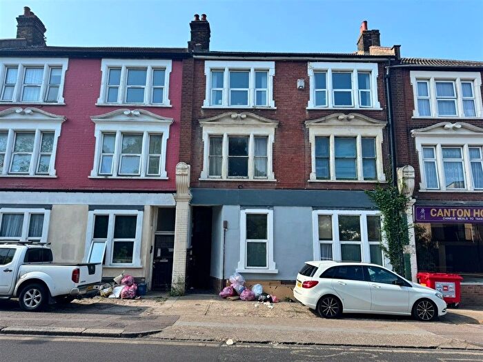 2 Bedroom Flat For Sale In Station Road, Westcliff-On-Sea, SS0