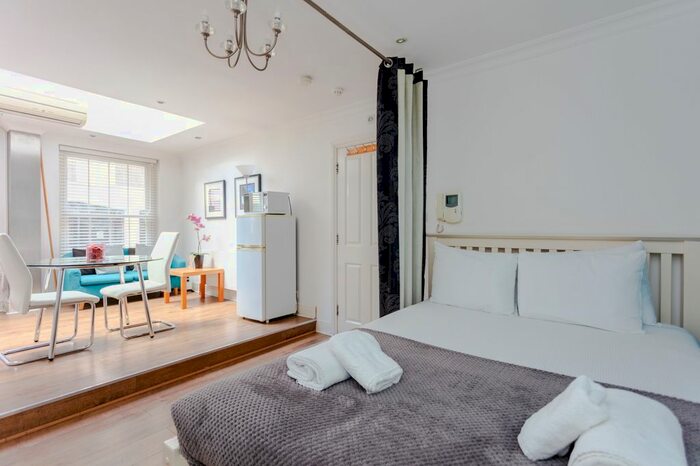 Studio To Rent In Lndn-A - Alie Street, London, E1