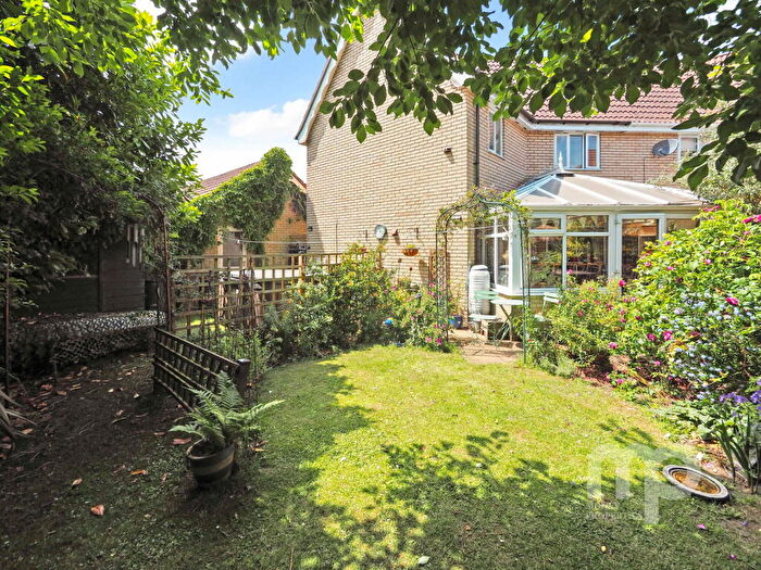 3 Bedroom Semi-Detached House For Sale In Bramble Way, Wymondham, NR18