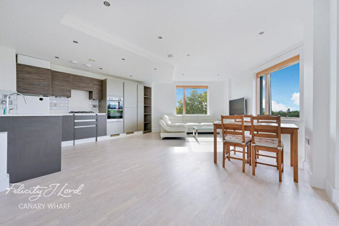 2 Bedroom Apartment For Sale In Triangle Apartments, Isle Of Dogs, London, E14