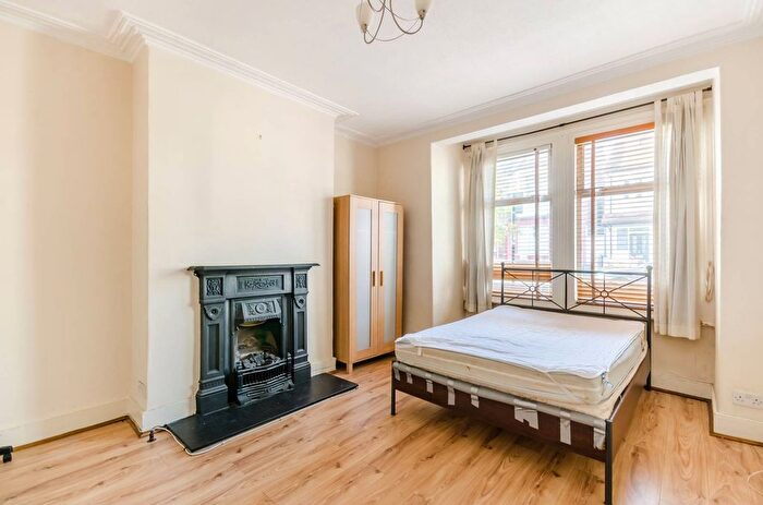 4 Bedroom Flat To Rent In Brudenell Road, Tooting Bec, London, SW17