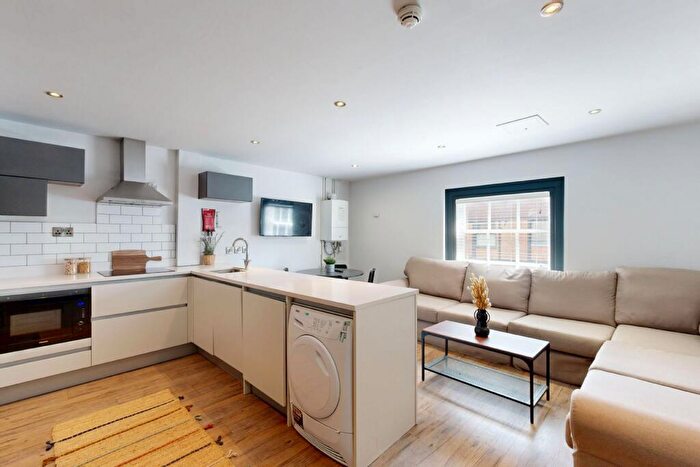 6 Bedroom Apartment To Rent In Hoods Hideout, - Houndsgate, NG1