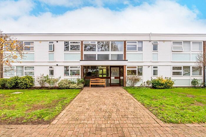 2 Bedroom Flat To Rent In Kings Paddock, Hampton, TW12