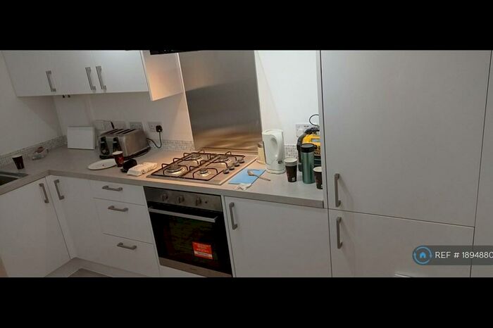 2 Bedroom Maisonette To Rent In Windmill Close, Horley, RH6