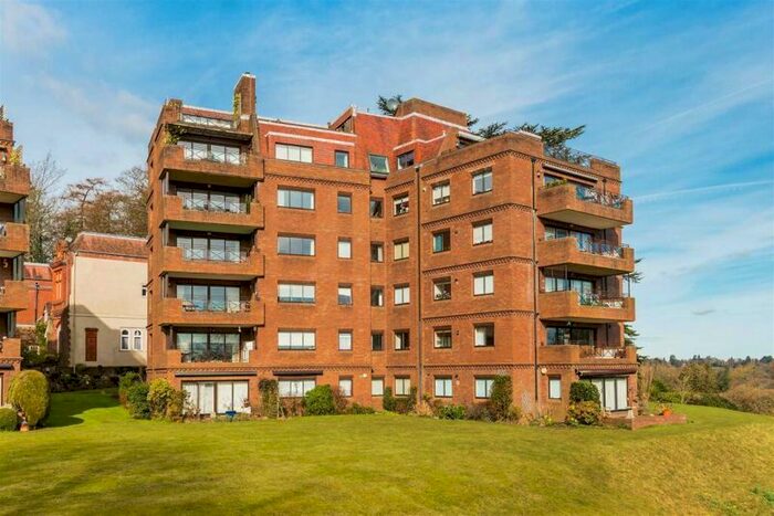 2 Bedroom Flat To Rent In Lythe Hill Park, Haslemere, GU27