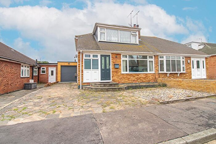 4 Bedroom Chalet For Sale In Wren Close, Leigh-on-Sea, SS9