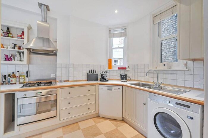 2 Bedroom Flat To Rent In Cremorne Road, Chelsea, London, SW10