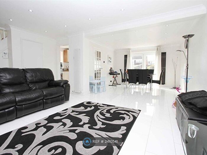 4 Bedroom Detached House To Rent In Howletts Lane, Ruislip, HA4