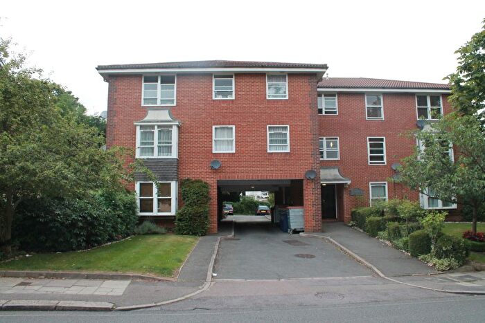 2 Bedroom Flat To Rent In Oakleigh Park North, London, N20