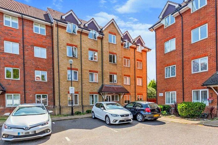 2 Bedroom Flat To Rent In Dixons Court, Crane Mead, Ware, SG12