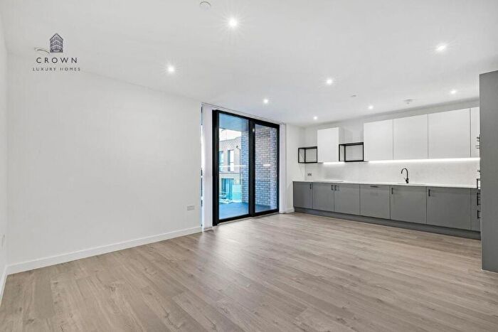 2 Bedroom Apartment To Rent In Willowbrook House, Woodberry Down, N4