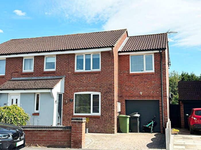 4 Bedroom Semi-Detached House To Rent In Middlecroft Drive, Strensall, YO32