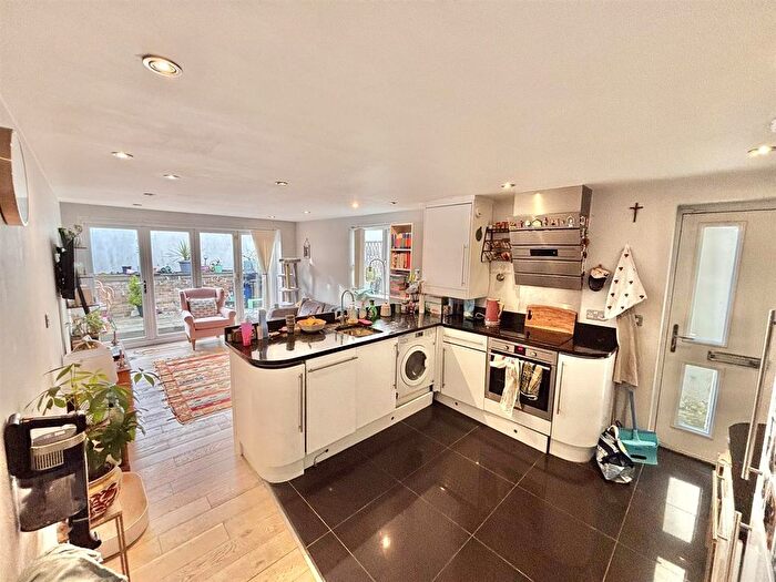 2 Bedroom Flat To Rent In Smith Street, Watford, WD18