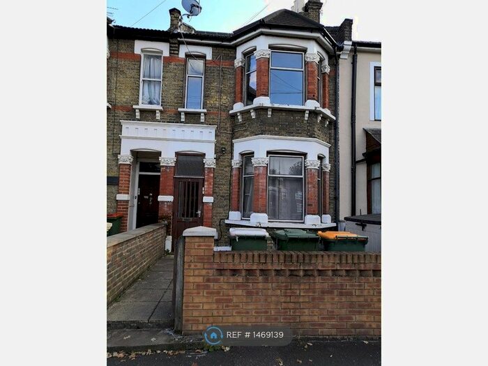 2 Bedroom Flat To Rent In First Floor, London, E7