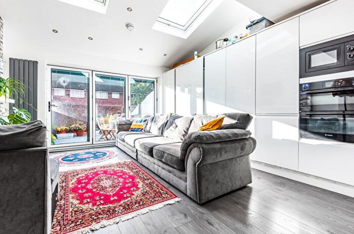 4 Bedroom End Of Terrace House For Sale In Radnor Road, Peckham, London, SE15