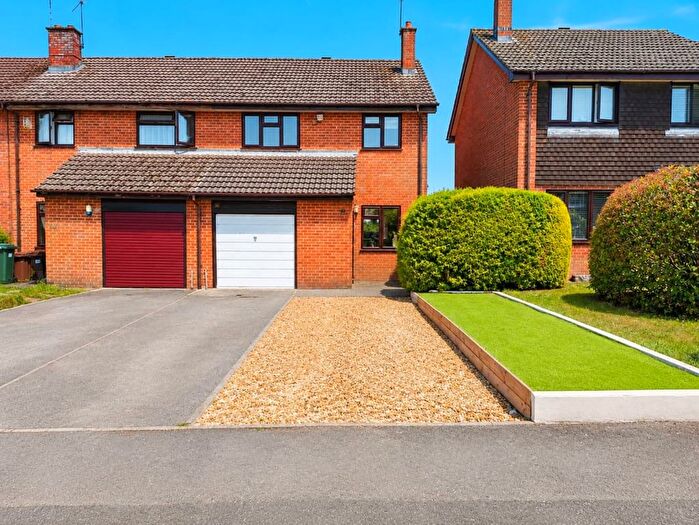 3 Bedroom End Terrace House For Sale In Trelawney Drive, Tilehurst, RG31