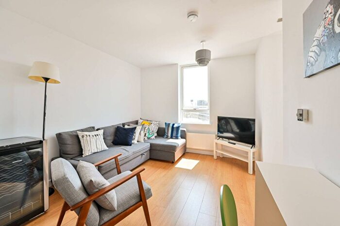 2 Bedroom Flat To Rent In Old Jamaica Road, Bermondsey, London, SE16