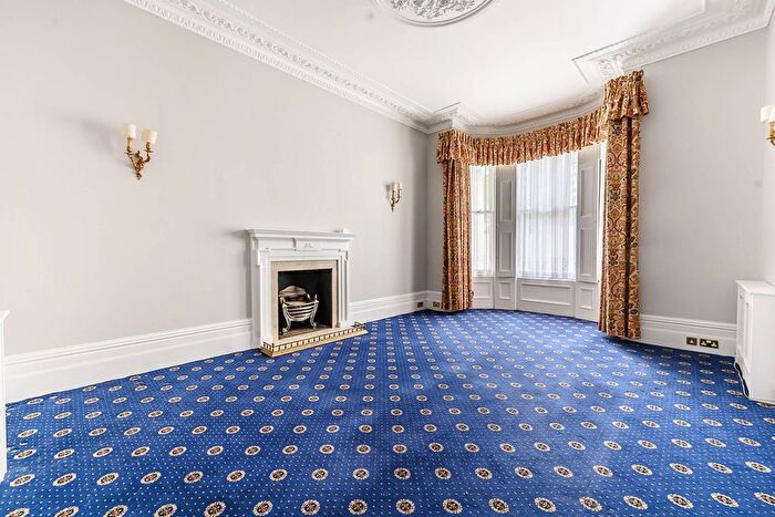 3 Bedroom Flat To Rent In Collingham Place, South Kensington, London, SW5