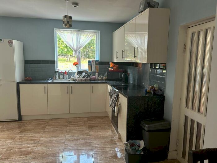 5 Bedroom Semi-Detached House To Rent In Buxted Road, London, N12
