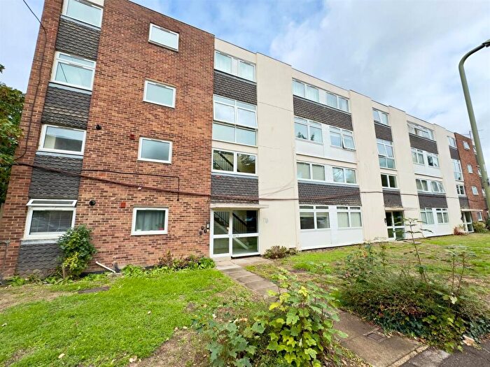 2 Bedroom Apartment For Sale In Woodlands, Fleet, GU51