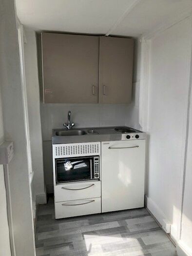Studio To Rent In Kilburn High Road, London, NW6