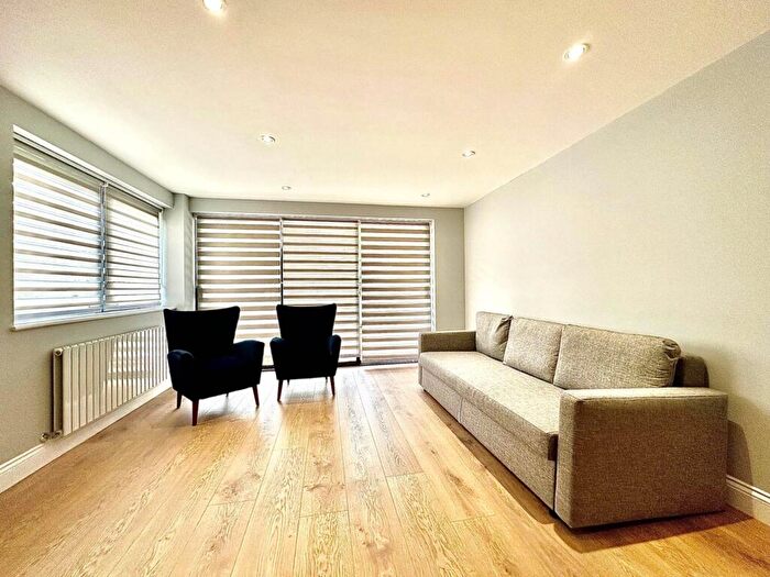3 Bedroom Flat To Rent In Westferry Road, London, E14