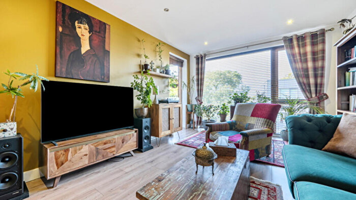 2 Bedroom Flat For Sale In Ebony Crescent, Cockfosters, EN4