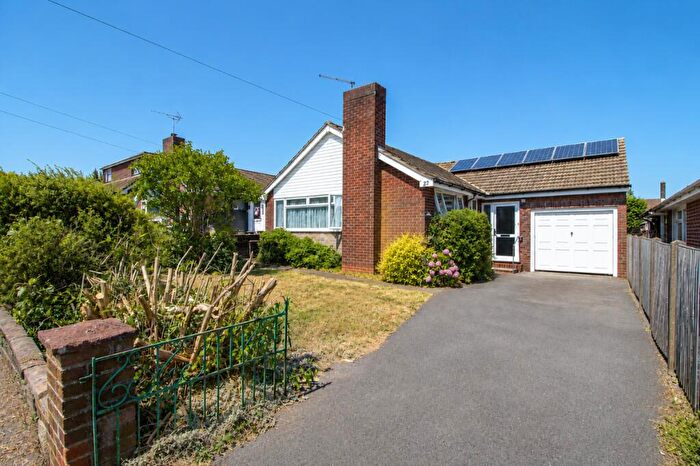 3 Bedroom Detached Bungalow For Sale In Beech Road, Clanfield, PO8