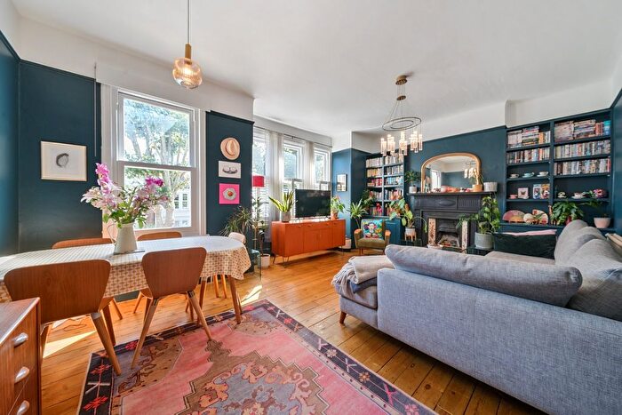 3 Bedroom Maisonette For Sale In Harborough Road, Streatham, London, SW16