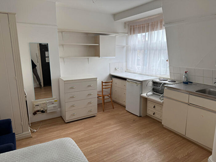 Studio To Rent In North End Road Golders Green London, NW11