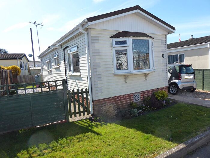 2 Bedroom Mobile/park Home For Sale In Surrey Hills Park, Normandy, Guildford, GU3
