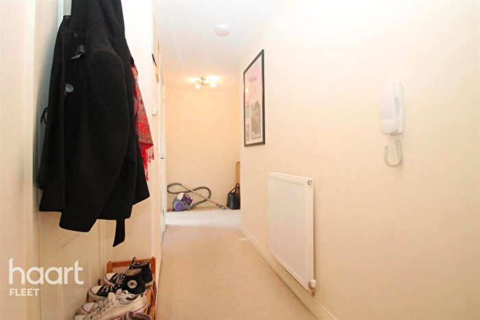 2 Bedroom Apartment To Rent In Honington Mews, Farnborough, GU14